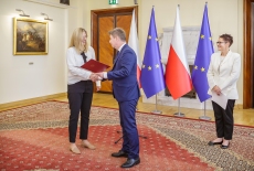 Minister Jan Grabiec wręcza akt powołania do Rady KSAP dr Karolinie Kulickiej