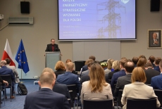 uczestnicy konferencji siedzą na auli, przy mównicy Dyrektor KSAP