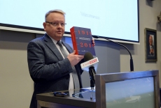 Przy mównicy publikację KSAP prezentuje profesor Tomasz Bąkowski