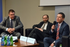 Uczestnicy panelu - od lewej Mariusz Kaźmierczak, Piotr Łysoń, Wojciech Piech - mówi do mikrofonu.