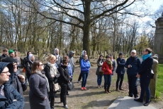 Słuchacze słuchają Pani przewodnik. Zdjęcie grupowe.