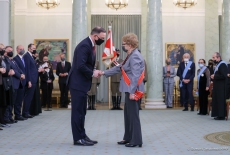 Prezydent Andrzej Duda wręcza order prof. Marii Gintowt-Jankowicz