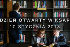 Na środku duży napis Dzień otwarty w KSAP w tle zdjęcie słuchaczy siedzący na kanapie w bibliotece