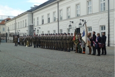 Poczty sznadarowe stoją w rzędzie. Obok stoją żołnierze.