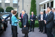 Jacek Czaputowicz i Radosław Sikorski witają gości