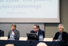 Paneliści siedzą przy stole prezydialnym