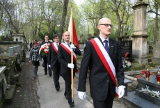 Kolumna pracowników KSAP przechodz przez cmentarz na czele poczet sztandarowy