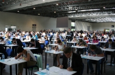 Uczestnicy egzaminu piszą test.