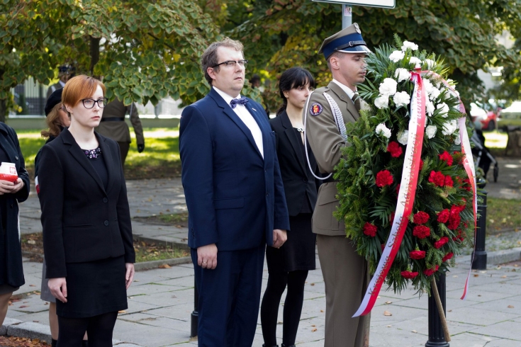 przedstawiciele KSAP składają wieniec