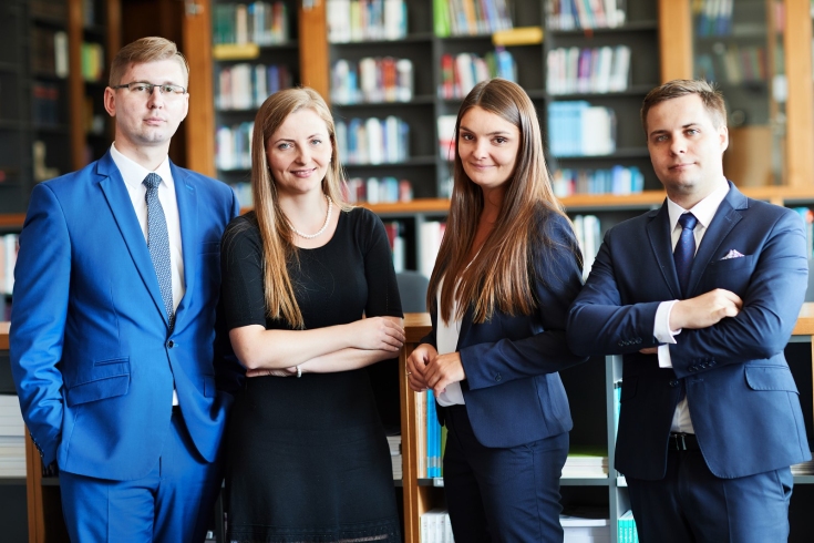 słuchacze stoją w bibliotece