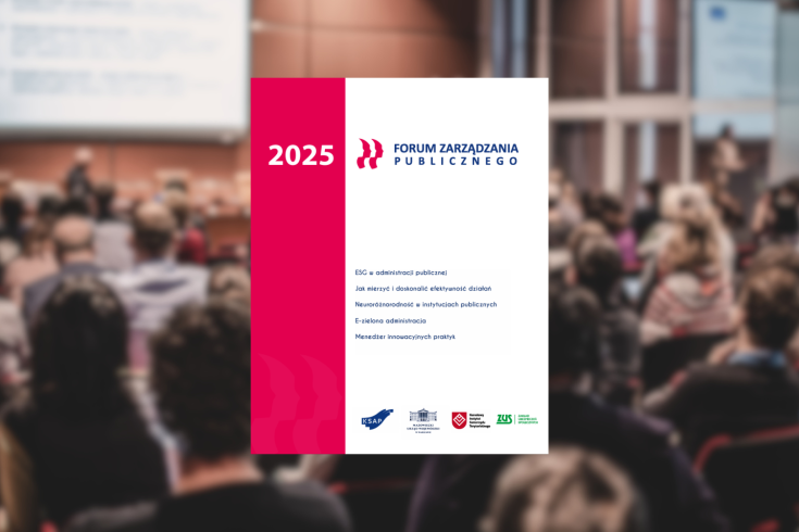Plakat Forum Zarządzania Publicznego 2025 nałożony na zdjęcie sali konferencyjnej z uczestnikami; na plakacie widoczne hasło „Forum Zarządzania Publicznego”, rok 2025 oraz lista tematów, m.in. ESG w administracji publicznej i e‑zielona administracja, a także logotypy organizatorów.