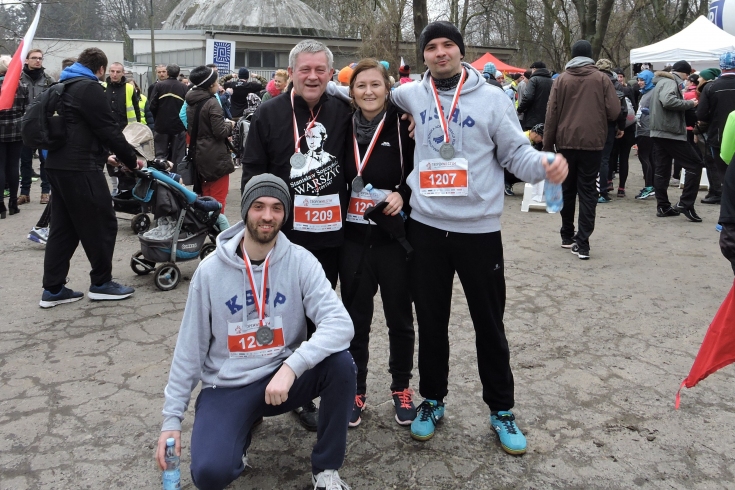 Na zdjęciu biegacze po ukończeniu biegu na 5 km (I tura).